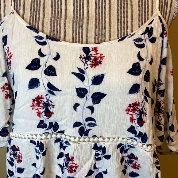 SKIES are Blue cold shoulder top medium - Picture 2 of 9